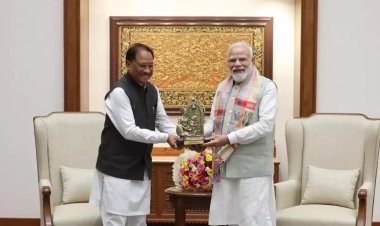 सीएम विष्णुदेव साय ने पीएम मोदी को दिया निमंत्रण, विकास का ब्लूप्रिंट सौंपा