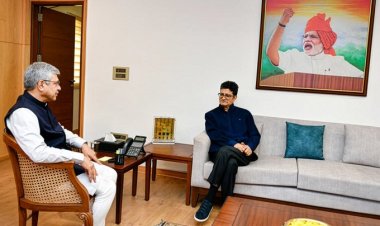 प्रसार भारती के नवनियुक्त अध्यक्ष प्रसून जोशी ने सूचना और प्रसारण मंत्री अश्विनी वैष्णव से मुलाकात की