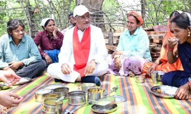 सीएम साय का दिखा अनूठा अंदाज : श्रमिकों के साथ बैठकर खाया बोरे-बासी, नारियल फोड़कर पीएम आवास में कराया गृह प्रवेश
