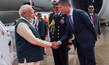 प्रधानमंत्री नरेंद्र मोदी पांच देशों की यात्रा के दूसरे चरण में नीदरलैंड्स पहुंचे