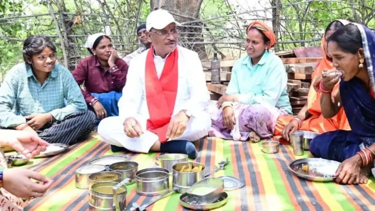सीएम साय का दिखा अनूठा अंदाज : श्रमिकों के साथ बैठकर खाया बोरे-बासी, नारियल फोड़कर पीएम आवास में कराया गृह प्रवेश