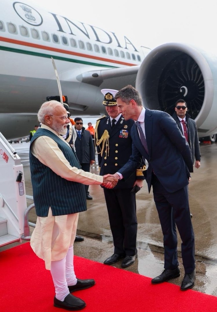 प्रधानमंत्री नरेंद्र मोदी पांच देशों की यात्रा के दूसरे चरण में नीदरलैंड्स पहुंचे